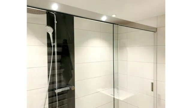 Glas-Schiebetür für den Duschbereich