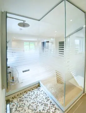 Duschabtrennung mit Sandsstrahlstreifen, Glasmotive, Sandstrahlmotiv, Walk-In-Dusche