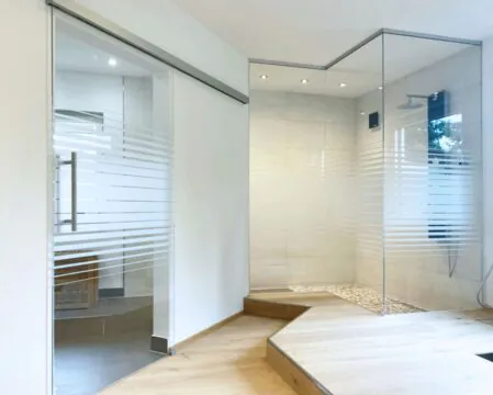 Simultan verlaufendes Sandstrahlmuster bei Dusche und Schiebetür, Glasmotive, Sandstrahlmotiv, Walk-In-Dusche
