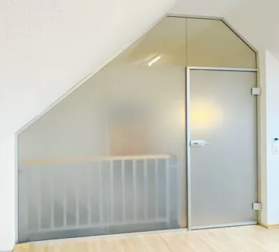 Glas Trennwandsystem an Dachschräge angepasst