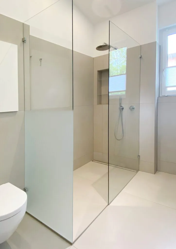 Walk-Inn Dusche mit zwei Elementen und Sandstrahlmotiv