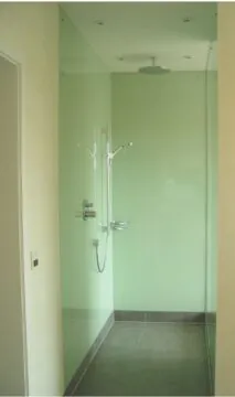 Walk-In-Dusche mit Glasrückwänden